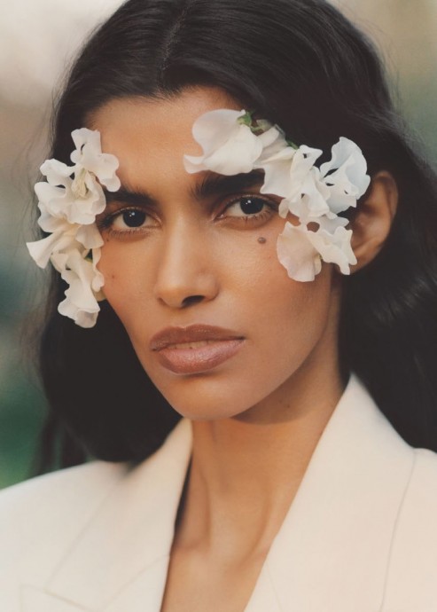 Модель Pooja Mor появилась на страницах июньского Vogue UK