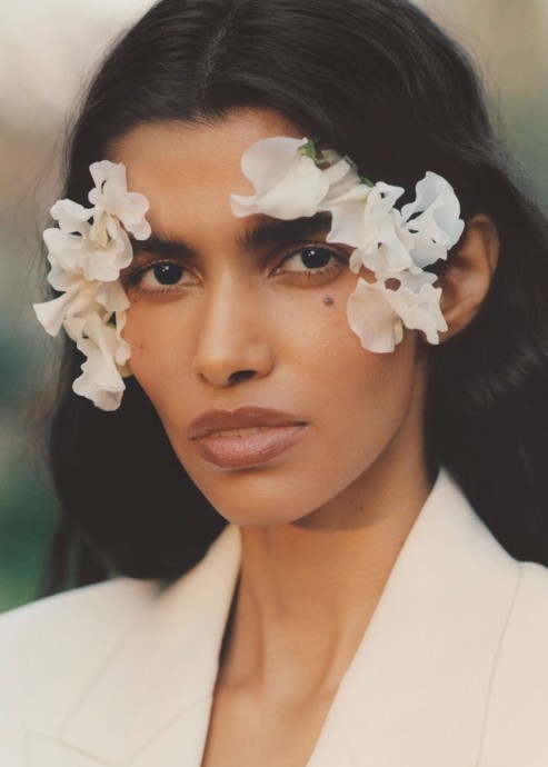 Модель Pooja Mor появилась на страницах июньского Vogue UK Модель Pooja Mor появилась на страницах июньского Vogue UK