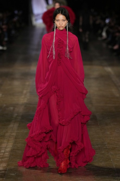 Alexander McQueen осень/зима 2025-2026