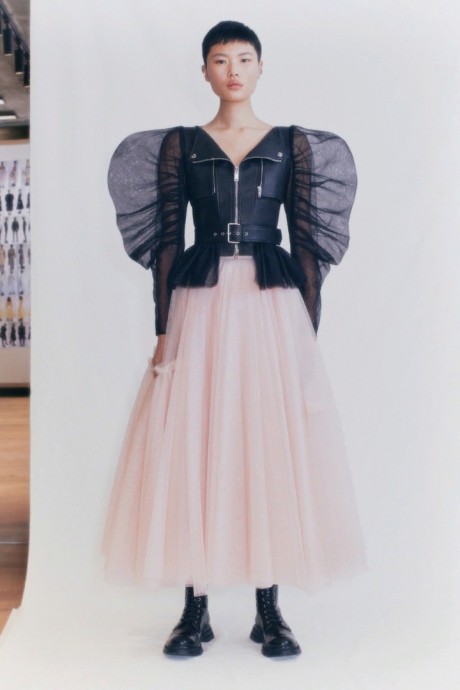 Коллекция Alexander McQueen Ready-To-Wear Весна-Лето 2021 Коллекция Alexander McQueen Ready-To-Wear Весна-Лето 2021