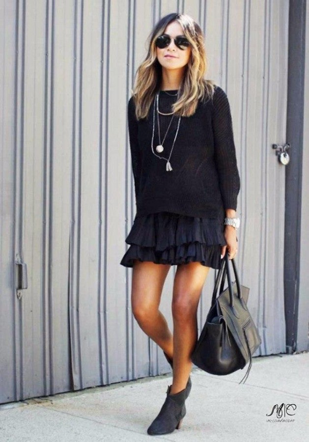 Look! Lady in black! Look! Lady in black!