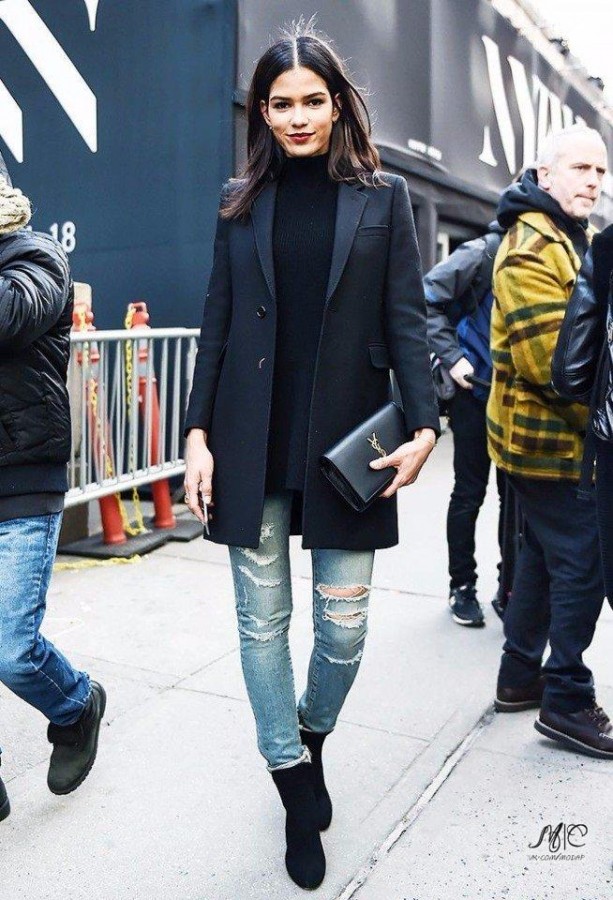 Look! Lady in black! Look! Lady in black!
