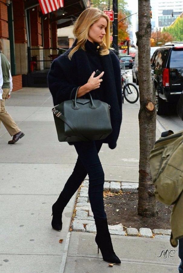 Look! Lady in black! Look! Lady in black!