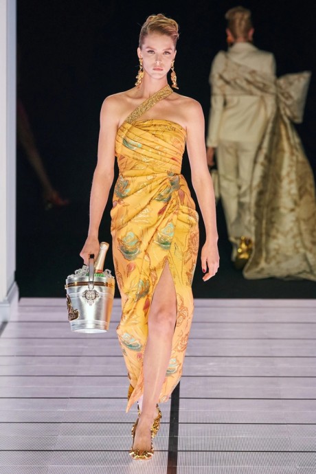 Коллекция Moschino Ready-To-Wear Осень-Зима 2022/2023 Коллекция Moschino Ready-To-Wear Осень-Зима 2022/2023