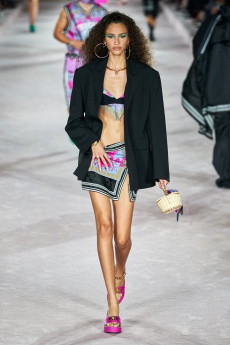 Коллекция Versace Ready-To-Wear Весна-Лето 2022