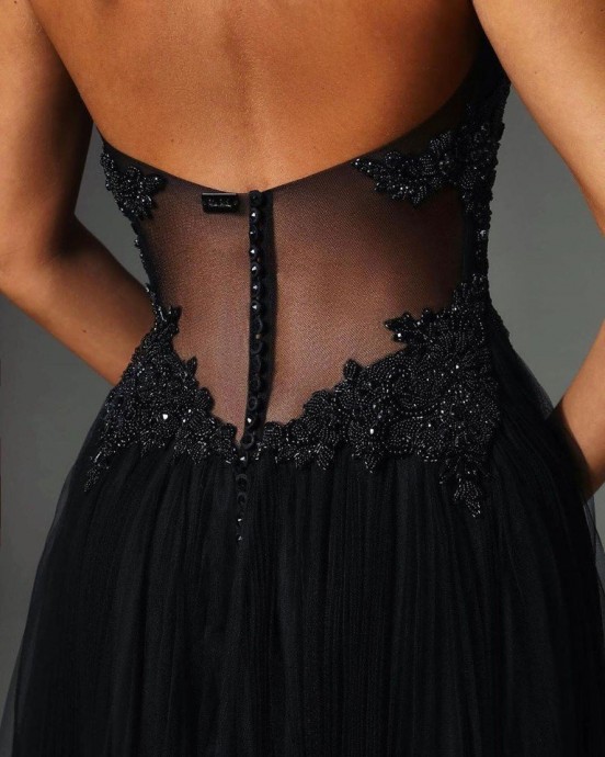 Красивые спинки в черных платьях