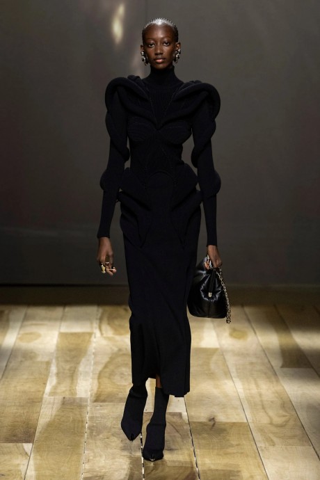 Осенняя коллекция Alexander McQueen 2023 ready-to-wear Осенняя коллекция Alexander McQueen 2023 ready-to-wear