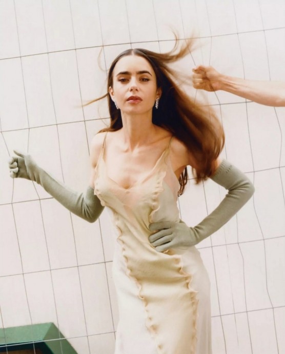 Лили Коллинз (Lily Collins) в фотосессии для журнала Vogue France (2022)