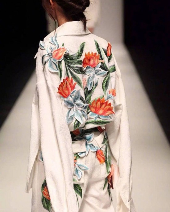 Превосходные наряды с использованием флористического дизайна