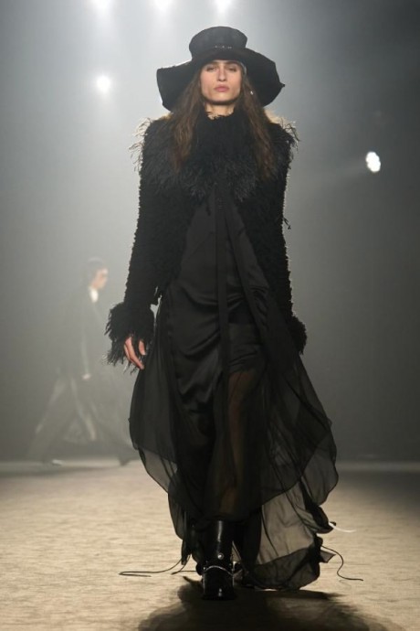 Коллекция Ann Demeulemeester Ready-To-Wear Осень-Зима 2025-2026 Коллекция Ann Demeulemeester Ready-To-Wear Осень-Зима 2025-2026