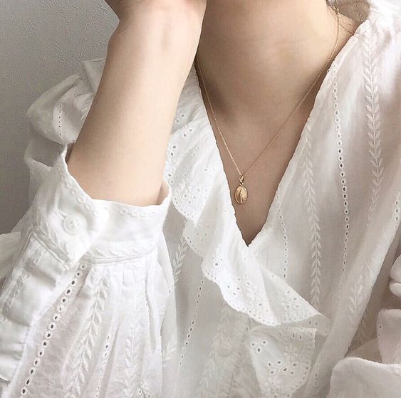 Белая блузка + украшения