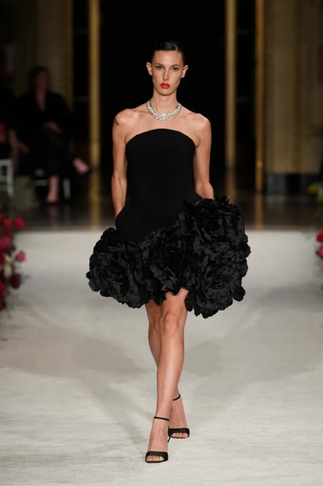 Коллекция Christian Siriano Ready-To-Wear Осень-Зима 2023 Коллекция Christian Siriano Ready-To-Wear Осень-Зима 2023