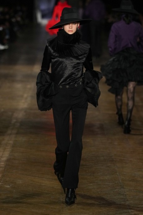 Alexander McQueen осень/зима 2025-2026