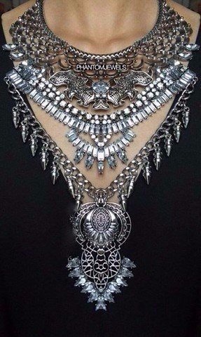 Look! Массивные украшения!