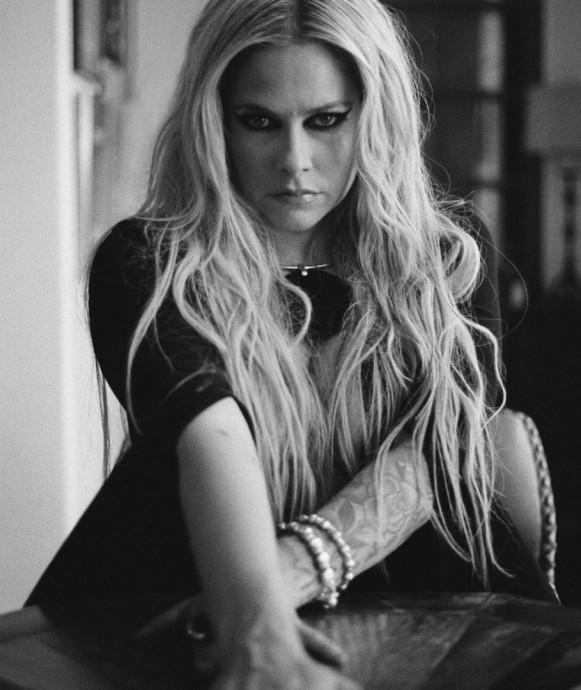 Аврил Лавин (Avril Lavigne) в фотосессии для журнала Schön! (2023)
