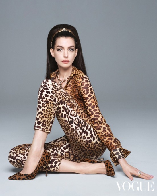 Энн Хэтэуэй (Anne Hathaway) в фотосессии для журнала Vogue Hong Kong (2022)