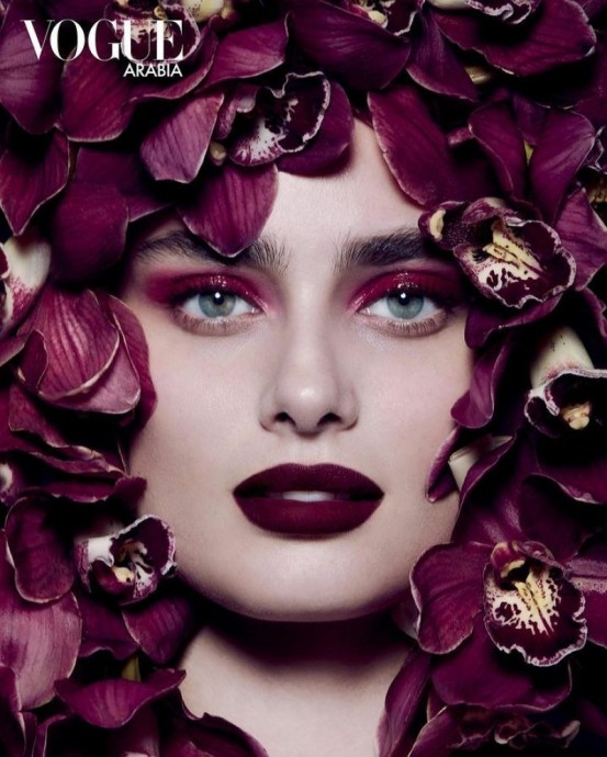 Тейлор Хилл (Taylor Hill) в фотосессии для журнала Vogue Arabia (2023)