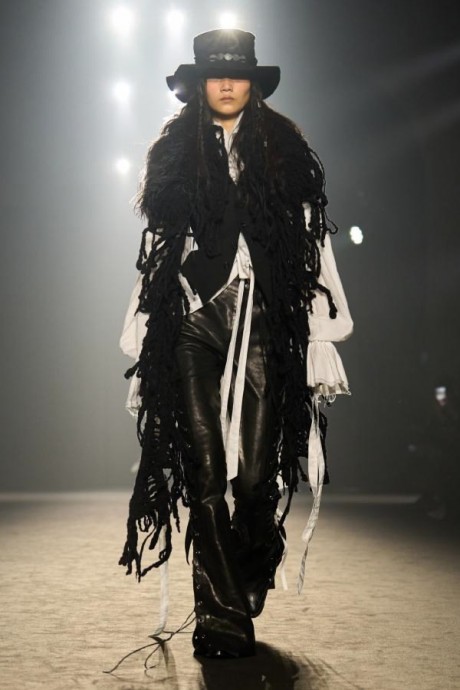 Коллекция Ann Demeulemeester Ready-To-Wear Осень-Зима 2025-2026 Коллекция Ann Demeulemeester Ready-To-Wear Осень-Зима 2025-2026