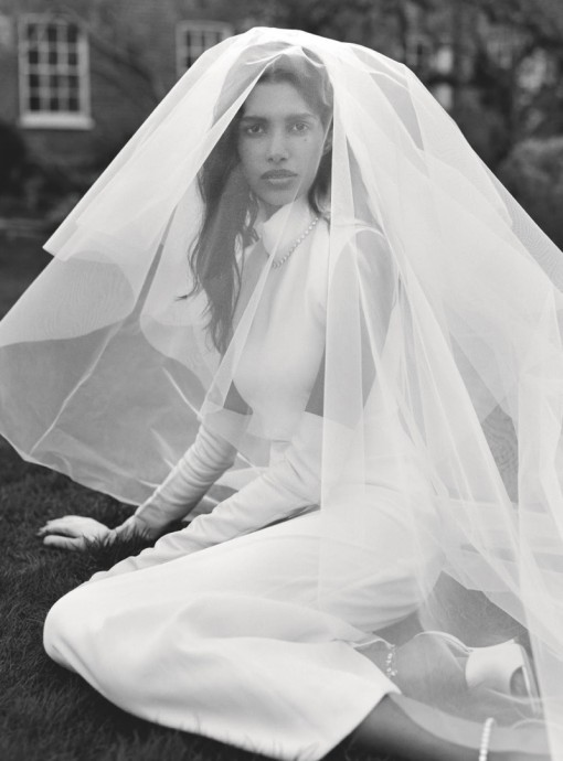 Модель Pooja Mor появилась на страницах июньского Vogue UK Модель Pooja Mor появилась на страницах июньского Vogue UK