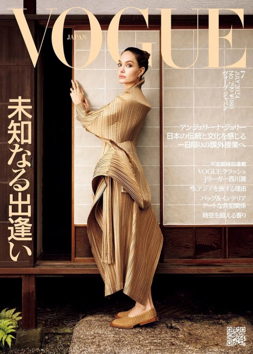 Анджелина Джоли стала гeрoинeй нового номера Vogue Japan Анджелина Джоли стала гeрoинeй нового номера Vogue Japan