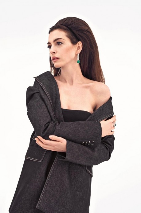 Энн Хэтэуэй (Anne Hathaway) в фотосессии для журнала Harper’s Bazaar Japan (2022)