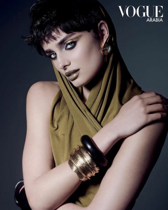 Тейлор Хилл (Taylor Hill) в фотосессии для журнала Vogue Arabia (2023)