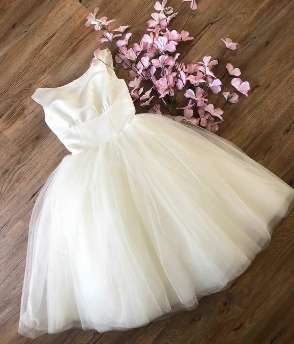 Короткие белые платья – отличная альтернатива для свадебного наряда