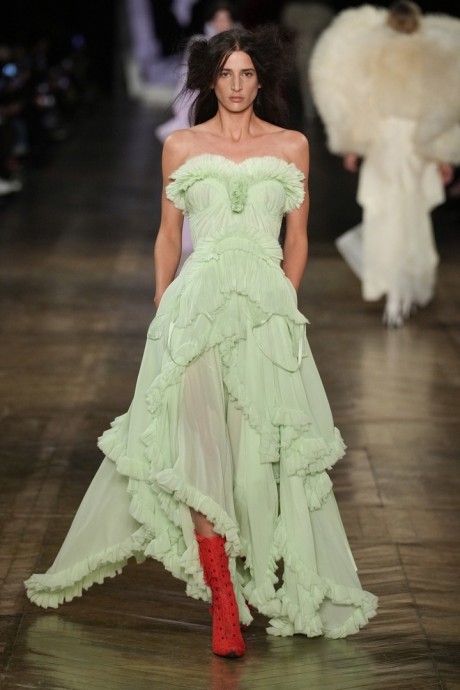 Alexander McQueen осень/зима 2025-2026