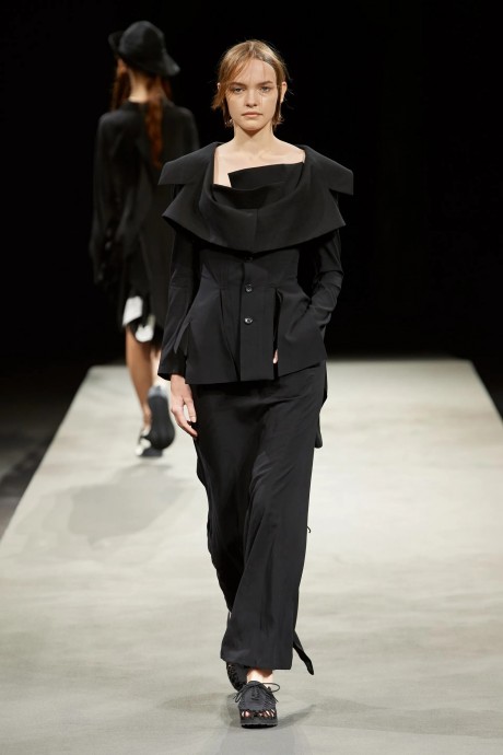 Обзор коллекции Yohji Yamamoto 2023 READY-TO-WEAR