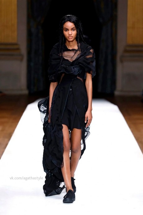 Yohji Yamamoto Ready To Wear Spring/Summer 2024 Paris Yohji Yamamoto Ready To Wear Spring/Summer 2024 Paris