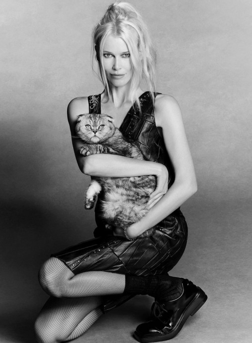 Клаудия Шиффер (Claudia Schiffer) в фотосессии для журнала Vogue Germany (2024) Клаудия Шиффер (Claudia Schiffer) в фотосессии для журнала Vogue Germany (2024)
