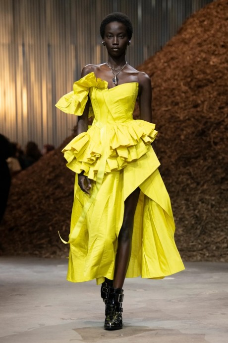 Коллекция Alexander McQueen Ready-To-Wear Осень-Зима 2022/2023 Коллекция Alexander McQueen Ready-To-Wear Осень-Зима 2022/2023