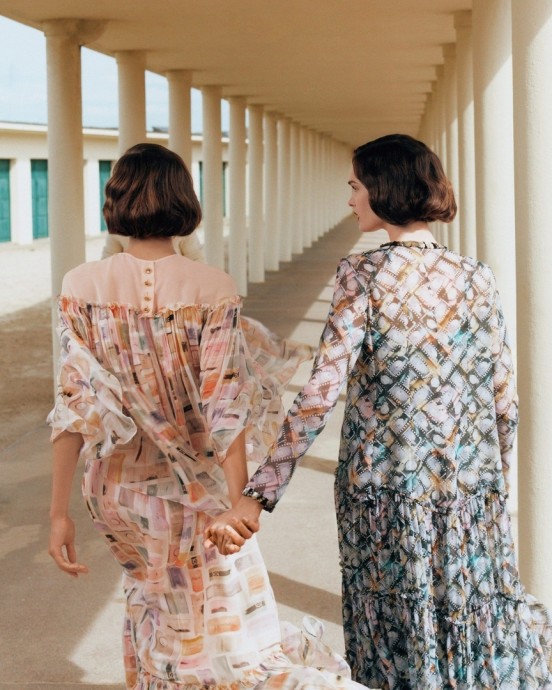 Angelina Kendall и Lulu Tenney в Chanel для Vogue Август 2024. Фото Malick Bodian Angelina Kendall и Lulu Tenney в Chanel для Vogue Август 2024. Фото Malick Bodian