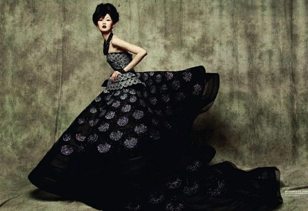 Модель Lili Ji в платьях от Galliano, L’Officiel China Модель Lili Ji в платьях от Galliano, L’Officiel China