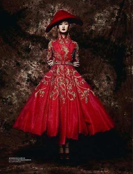 ​Модель Lili Ji в платьях от Galliano, L’Officiel China