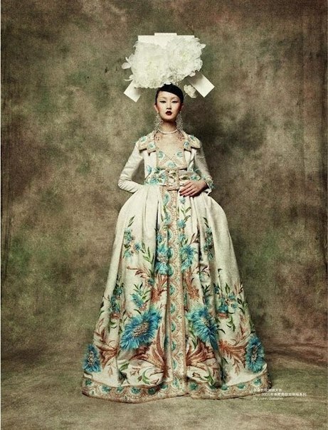 ​Модель Lili Ji в платьях от Galliano, L’Officiel China