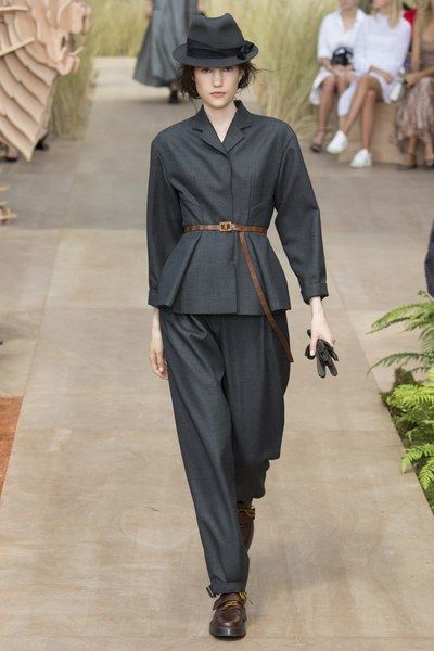 Все оттенки серого в коллекции Christian Dior осень-зима 2017-18. Все оттенки серого в коллекции Christian Dior осень-зима 2017-18.