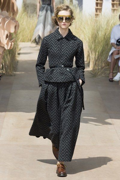 Все оттенки серого в коллекции Christian Dior осень-зима 2017-18.