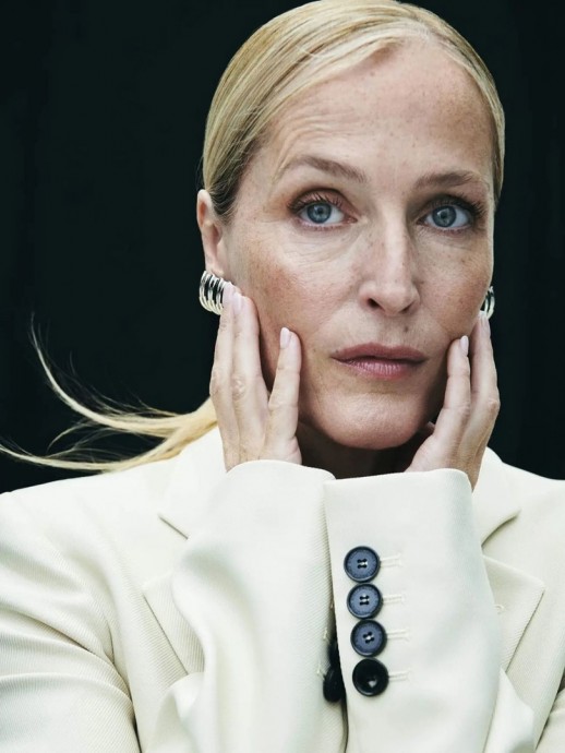 Джиллиан Андерсон (Gillian Anderson) в фотосессии для Net-A-Porter (2023)