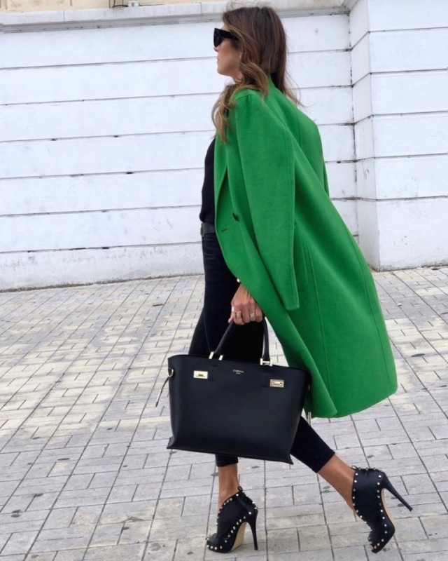 Яркое зеленое пальто в образах