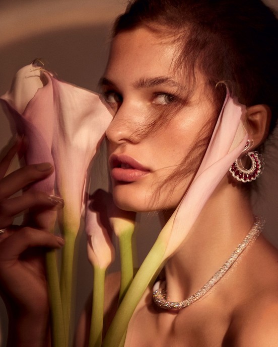 Julia Van Os for The Telegraph Luxury Magazine by Raf Stahelin Julia Van Os for The Telegraph Luxury Magazine by Raf Stahelin