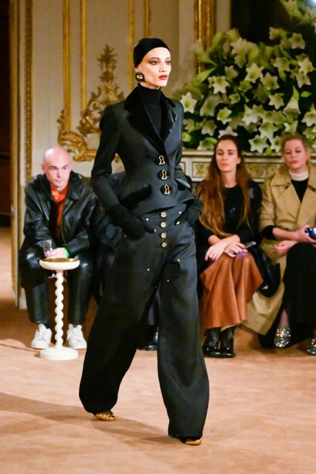Коллекция Schiaparelli Ready-To-Wear Осень-Зима 2023-2024 Коллекция Schiaparelli Ready-To-Wear Осень-Зима 2023-2024
