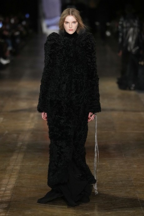 Alexander McQueen осень/зима 2025-2026