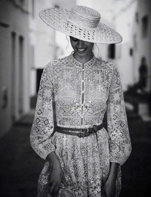 Модель Malika El Maslouhi украсила июньский выпуск Vogue Spain
