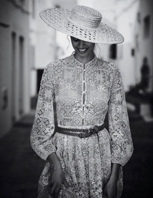 Модель Malika El Maslouhi украсила июньский выпуск Vogue Spain Модель Malika El Maslouhi украсила июньский выпуск Vogue Spain