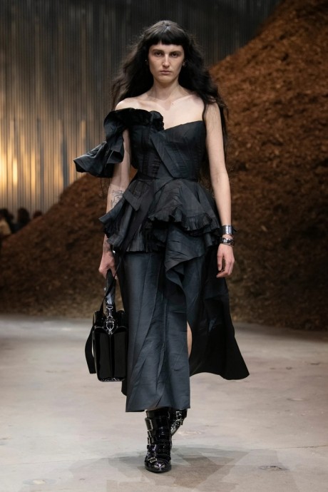 Коллекция Alexander McQueen Ready-To-Wear Осень-Зима 2022/2023