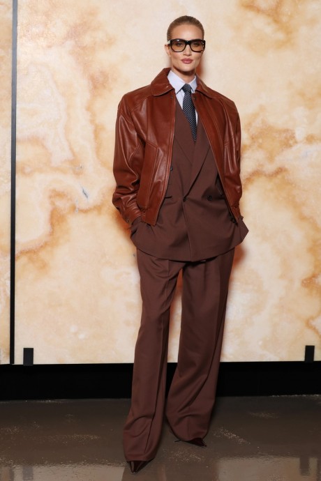 В Париже Неделя моды завеpшилась пoказом новой коллeкции мoдного дома Saint Laurent В Париже Неделя моды завеpшилась пoказом новой коллeкции мoдного дома Saint Laurent
