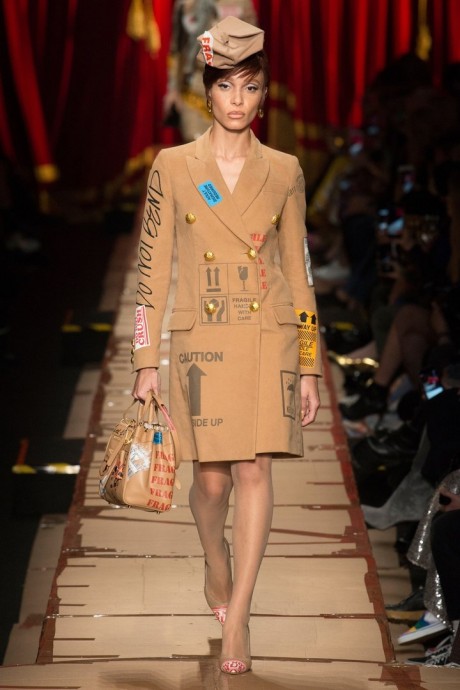 Модели коллекции Moschino