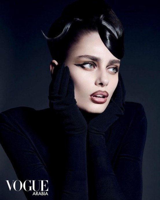 Тейлор Хилл (Taylor Hill) в фотосессии для журнала Vogue Arabia (2023)