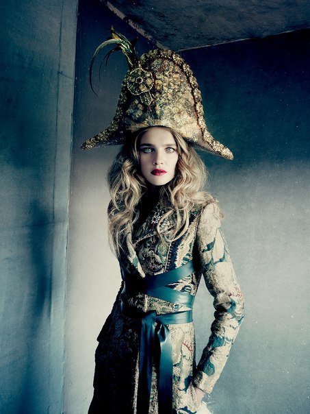 ​Наталия Водянова в нарядах и украшениях от Dior. Vogue RU